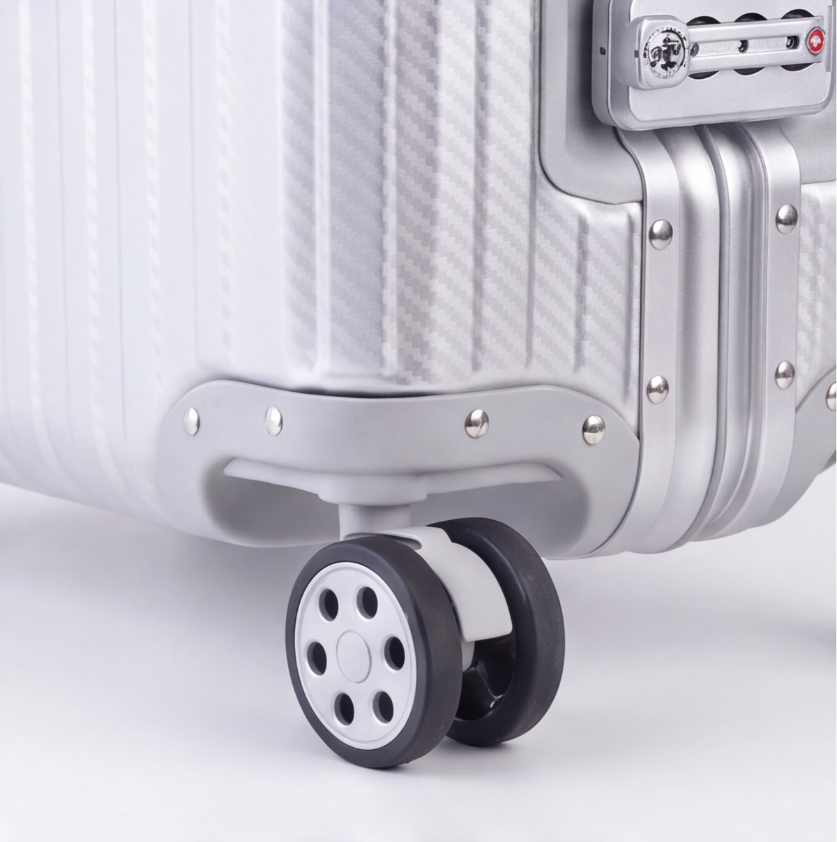 The Atlas Aluminium Luggage — Silver